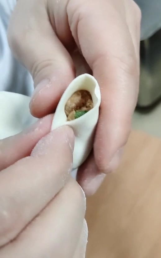 想要包出的饺子褶均匀又整齐,那你可不要错过这个视频教程!