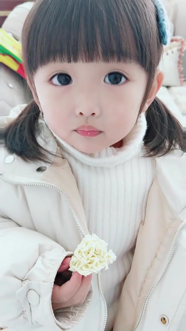 好漂亮的宝宝,吃方便面都那么可爱,真是理想型的女儿