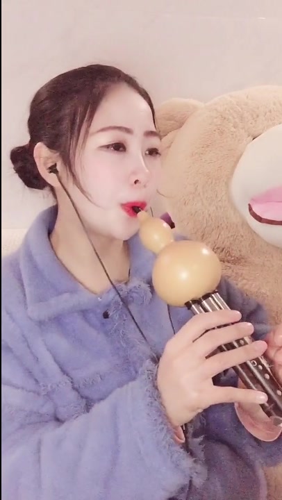 漂亮的网红小姐姐,葫芦丝演奏《大鱼海棠》,太好听了