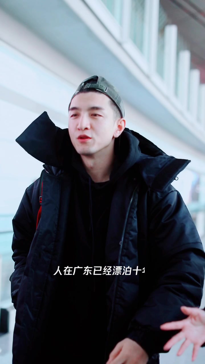 金瀚现身机场,反戴鸭舌帽活力十足,被他的邪魅一笑撩到了