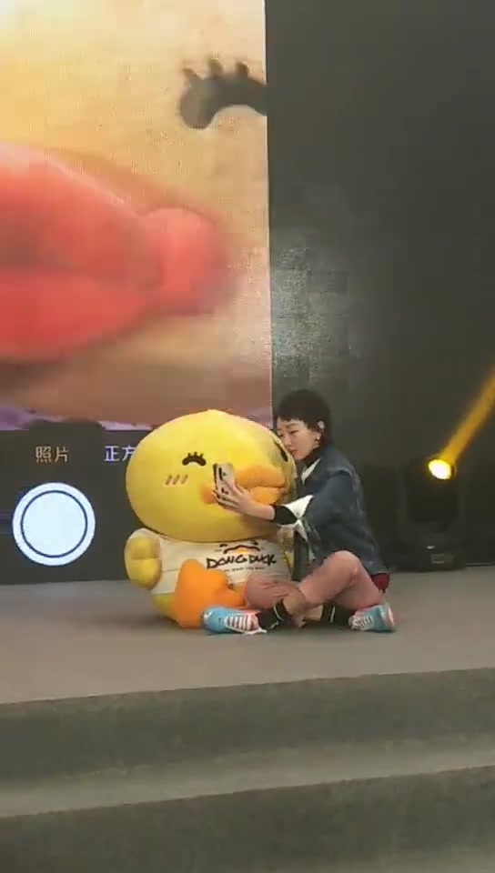 周冬雨生日会现场和小黄鸭自拍,被主持人调侃直男视角!