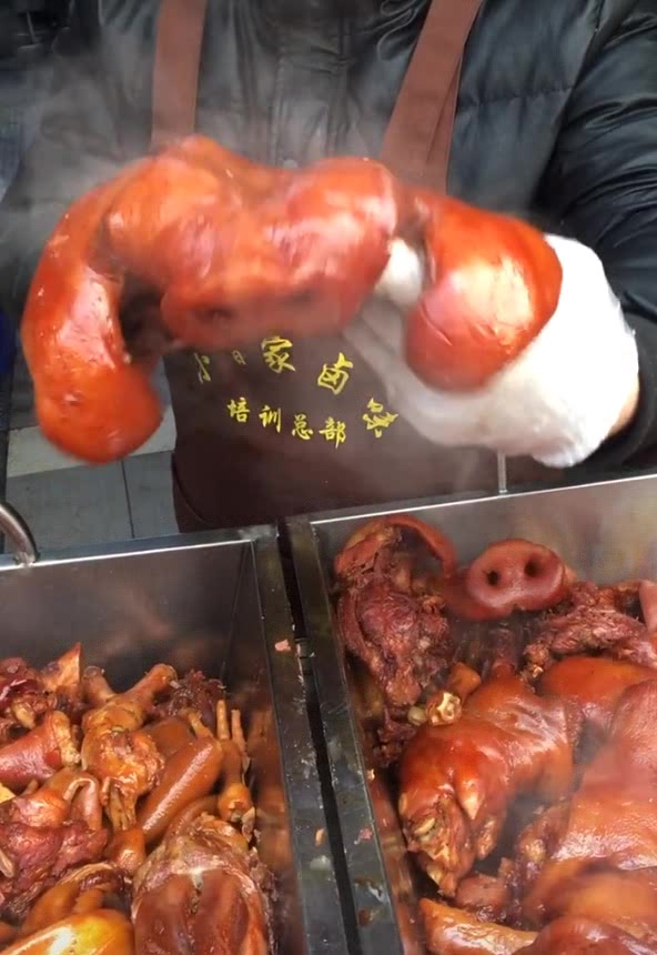 这才是真正的猪头肉,一刀切开看得我食欲大增,太想咬一口了!