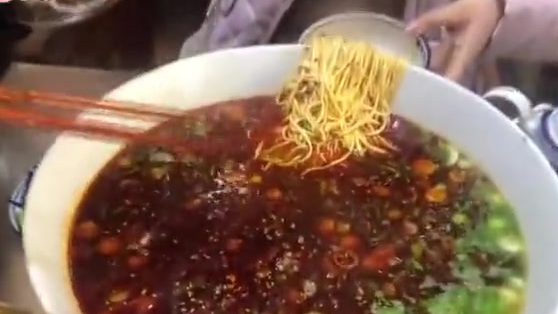 【牛肉面吃出火锅范!兰州现比腰粗的超级“牛大”碗】近日,兰州的一款超级“牛大”爆红网络,三