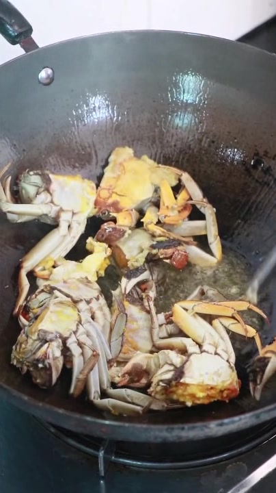 这才是真正的香辣蟹,看小哥哥吃的真过瘾,把我看馋了!