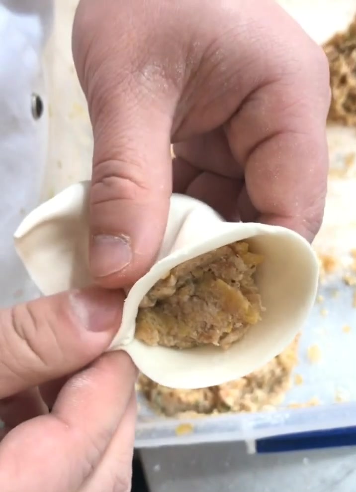 饺子铺师傅教你月牙饺子的包法,慢动作讲解详细,过年正好用得上