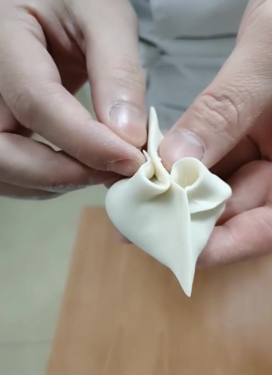 饺子别再叠褶皱,这样做很多人没见过,全程慢动作,学会很有面子