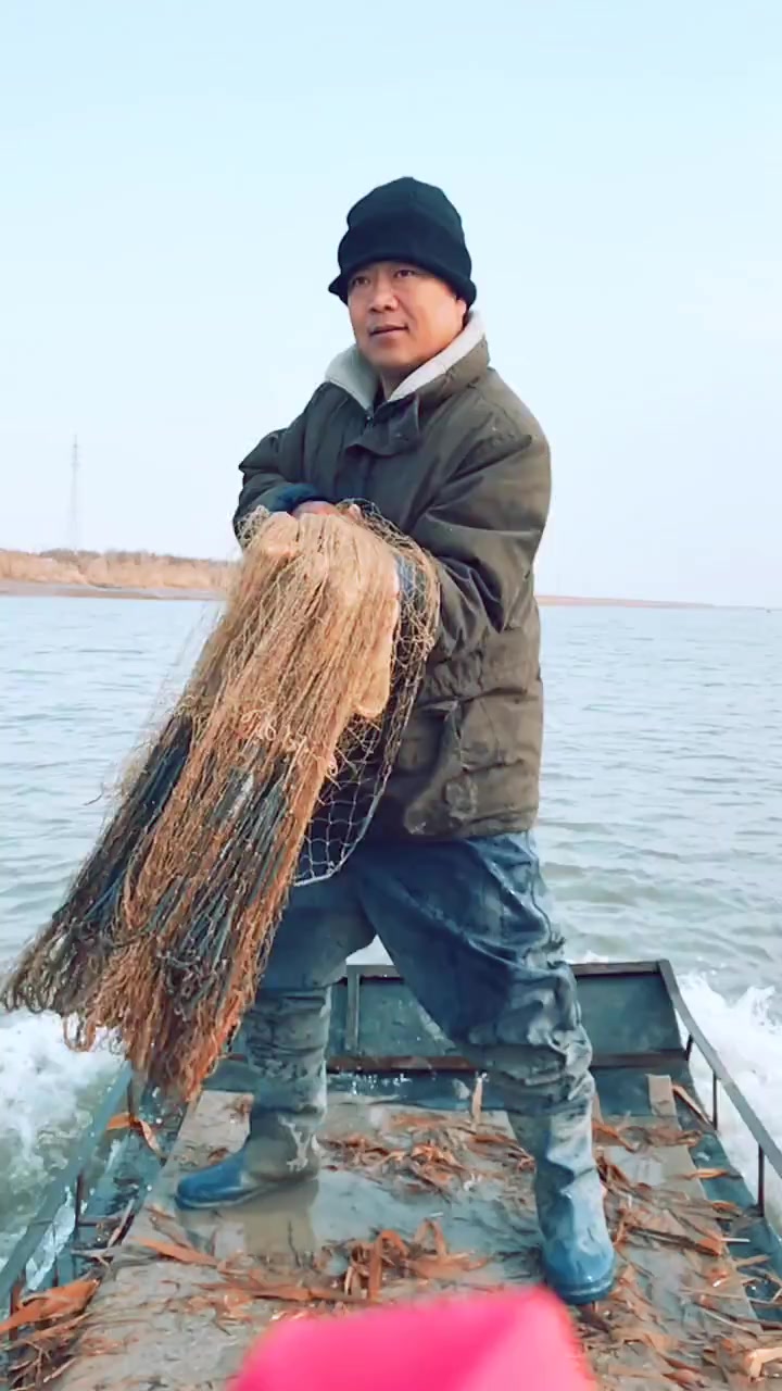 大哥船上撒网捕鱼,自信满满的表情,没想到撒的这么圆润!