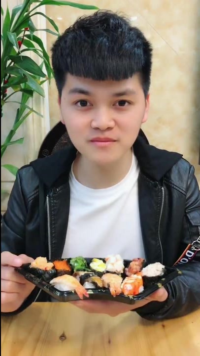 学霸吃寿司VS学渣吃寿司:世间只有美食不可辜负!