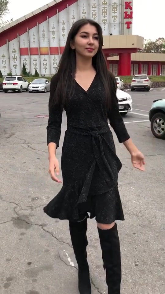 这个小姐姐真会穿,黑色鱼尾裙搭配高跟鞋,时尚又显大方!