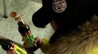 【女子超市买10瓶海天酱油 3瓶瓶盖内都有活蛆】在这瓶海天特级味极鲜酱油的包装上,显示商品