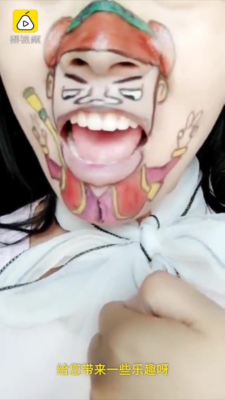 嘴唇艺术家!她在嘴上画画,用嘴唇诠释卡通角色