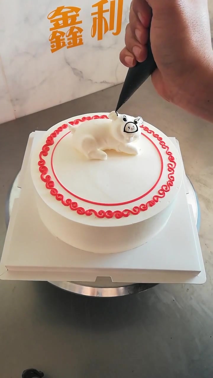 蛋糕师制作的十二生肖猪,看着就很可爱,超喜欢
