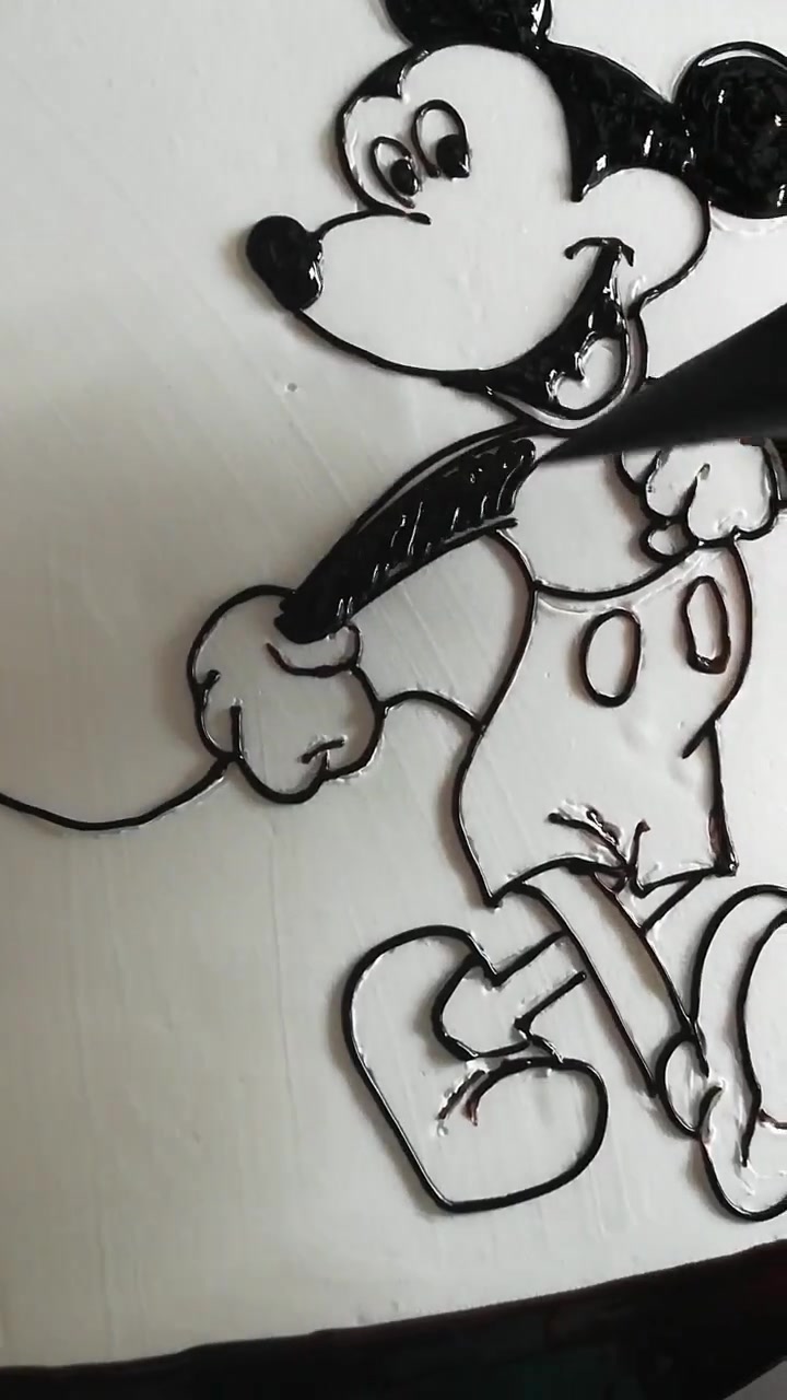 蛋糕师制作的米老鼠蛋糕,看着就很精致