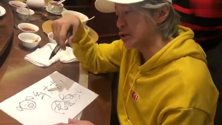 各位是不是开始吃年夜饭,一家人坐等春晚啦?导演周星驰亲手画猪,抢先送上一波新春祝福,点击视