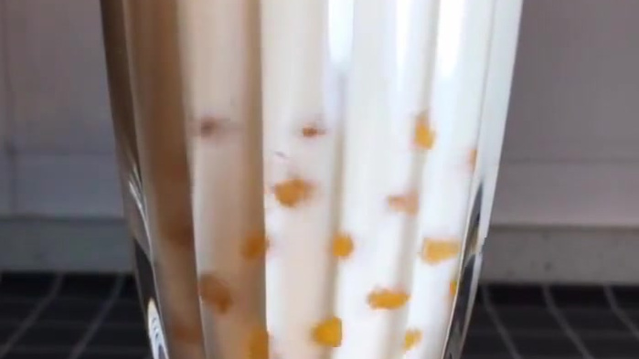 自制珍珠奶茶。