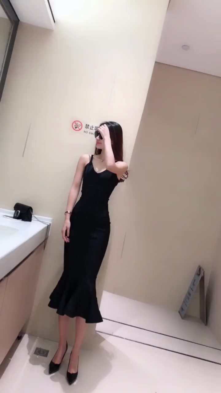 包臀长款鱼尾裙搭配黑色性感高跟鞋,性感气质双丰收