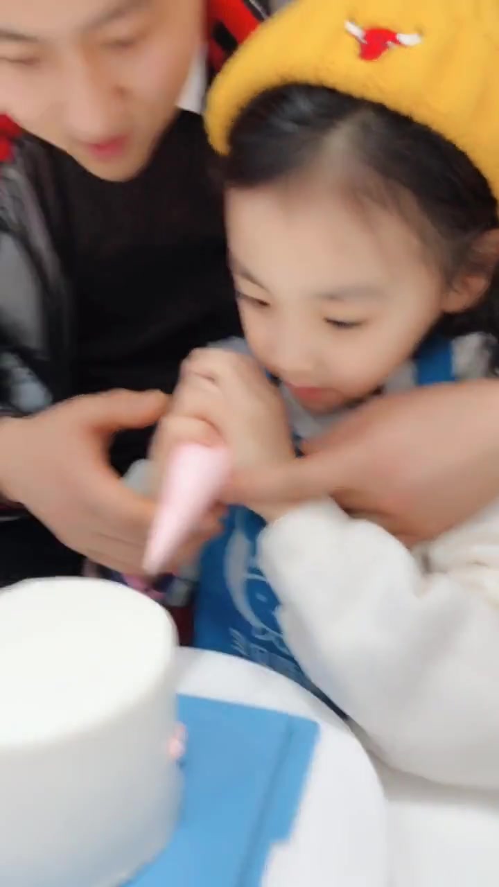 女儿亲手给爸爸做蛋糕,太有爱了,不愧是爸爸的小情人!