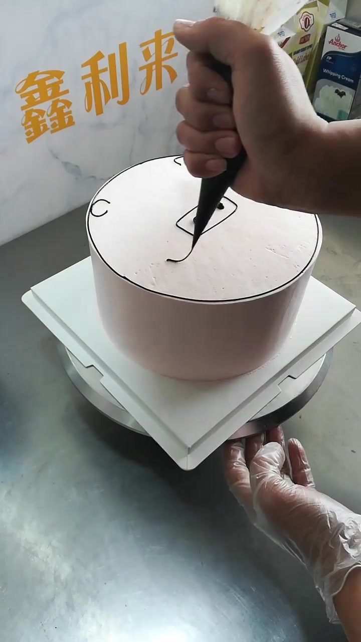 蛋糕师制作的小猪蛋糕,看着就很美味啊