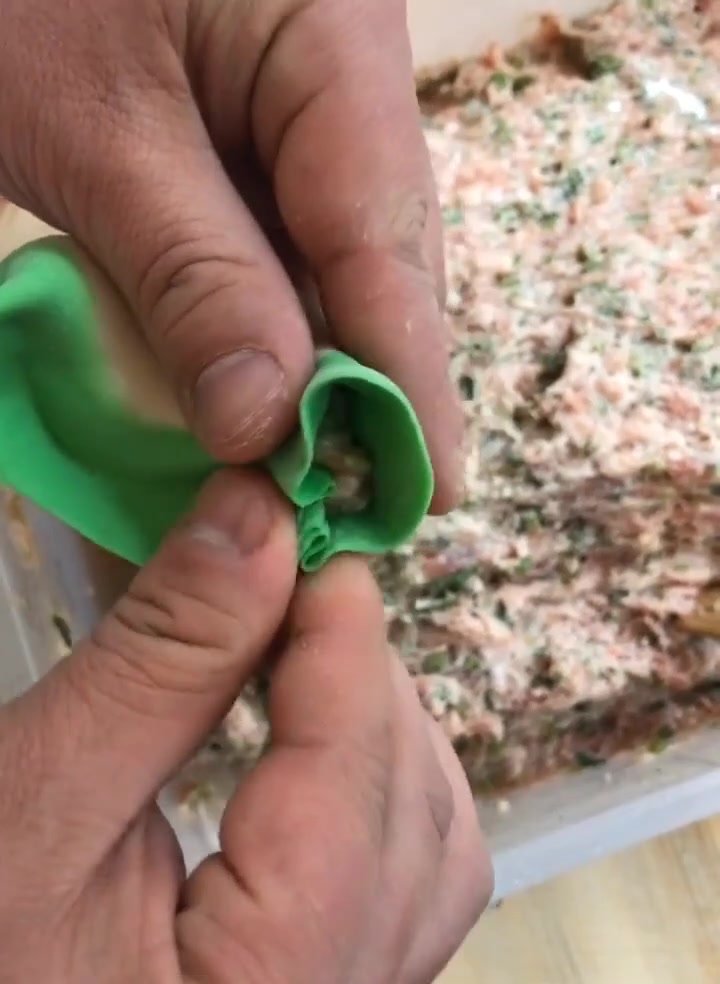 月牙饺子学会这样包,省时省力又好看,褶子多还煮不破!