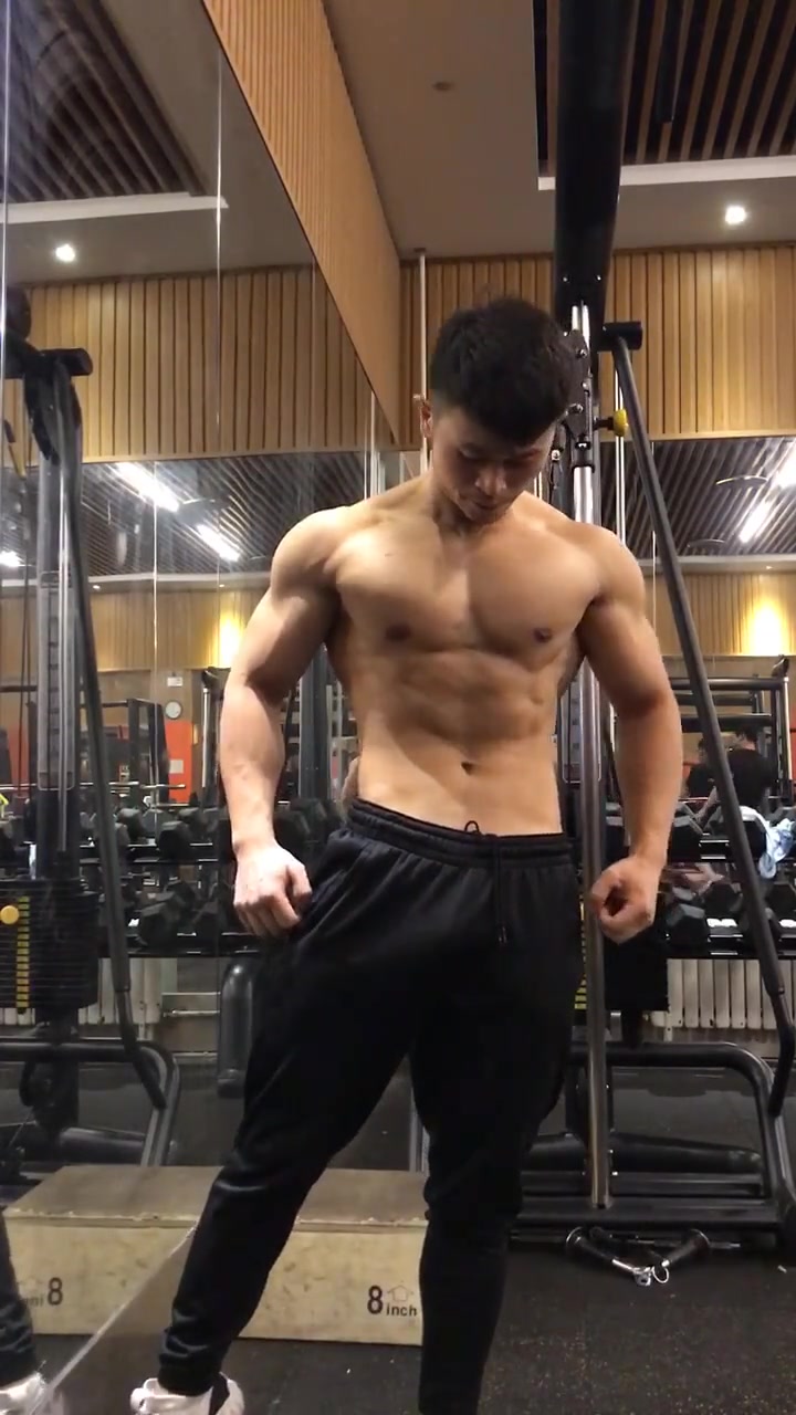 肌肉男:没有酸痛与汗水,哪来身材和荣耀!这是自律的最高境界!