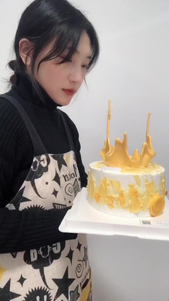 头一次见这样做生日蛋糕,这创意真是独一无二,太漂亮了!