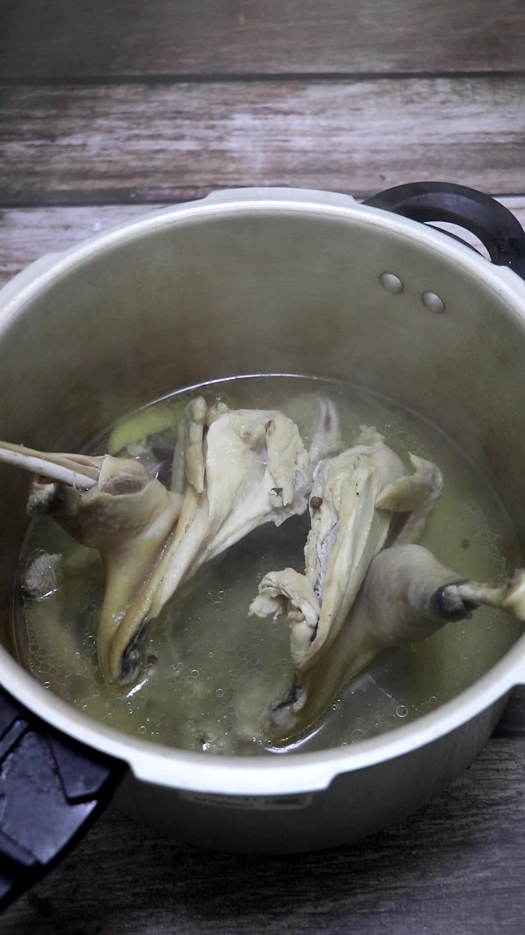 白斩鸡视频做法:鸡肉这样做肉鲜嫩,汤浓香,不油不腻超级美味