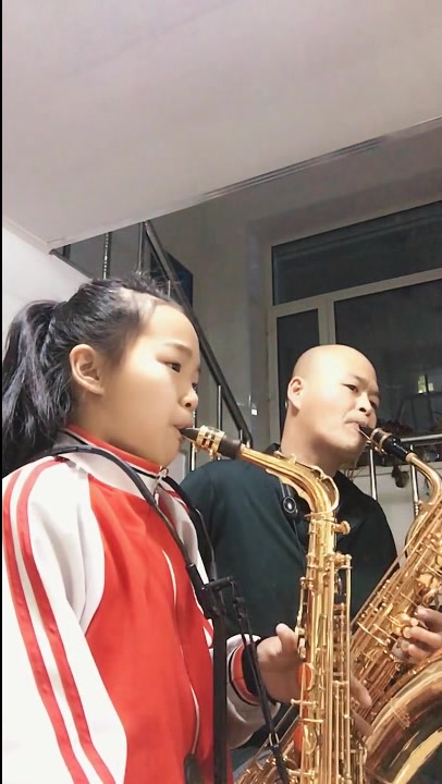 父女俩萨克斯演奏《小天鹅》,曲调轻快,让人身心舒畅!