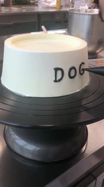 别人去过情人节,我默默地去蛋糕店,买了一个狗粮蛋糕!