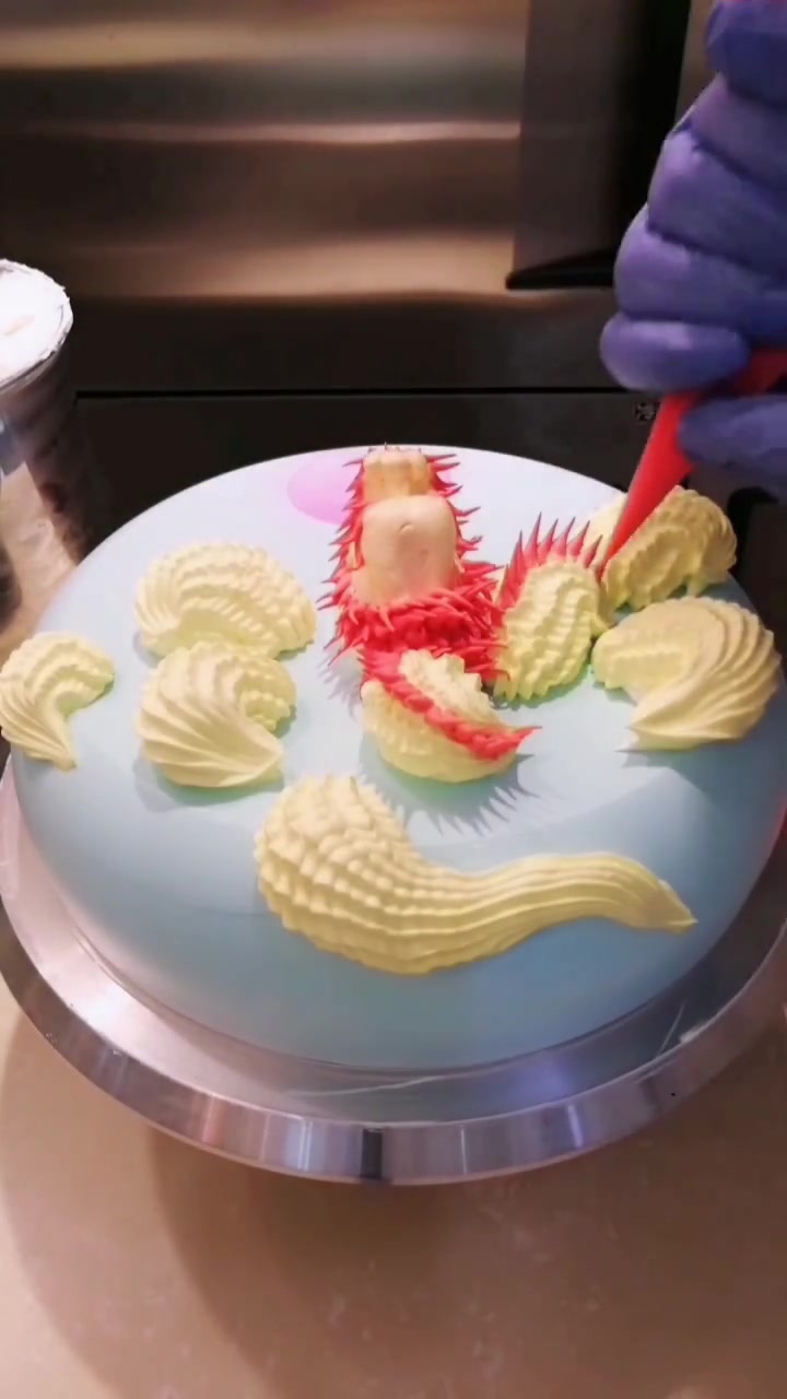 蛋糕师制作的生肖龙蛋糕,看着就很精致哦