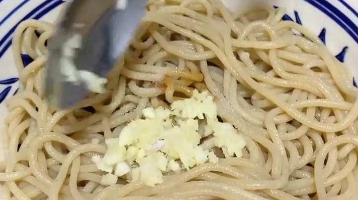 【凉拌荞面饸饹】一款家常美食,过年大鱼大肉吃过了,吃点粗粮有益健康。