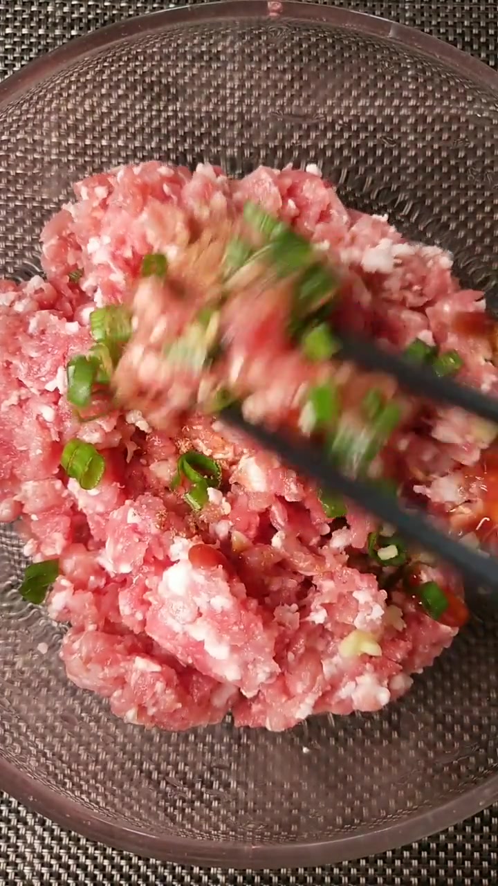 这道菜叫花开富贵,是用白菜和猪肉做成的,你有食欲吗