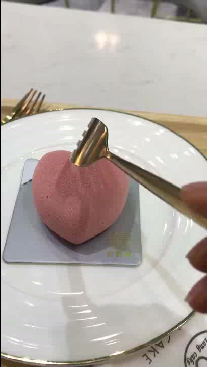 爱心巧克力慕斯蛋糕的正确吃法,网友:像极了爱情!