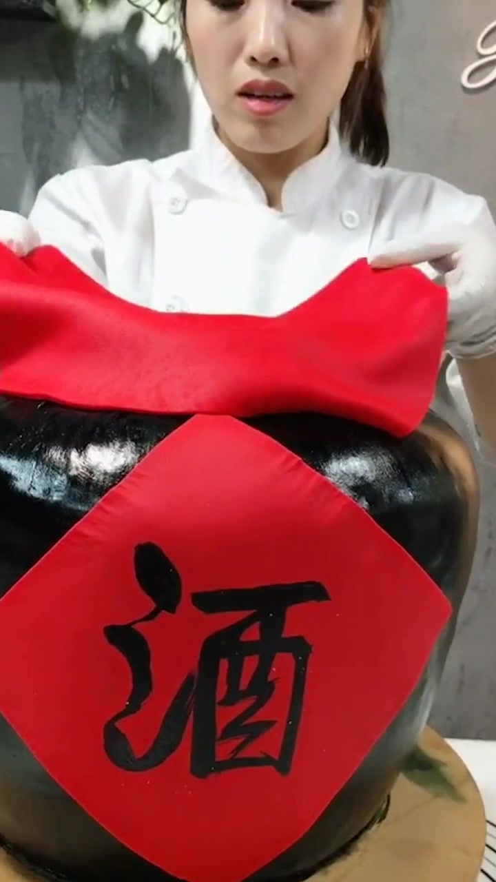 小姐姐制作的酒坛子蛋糕,看着就很精致