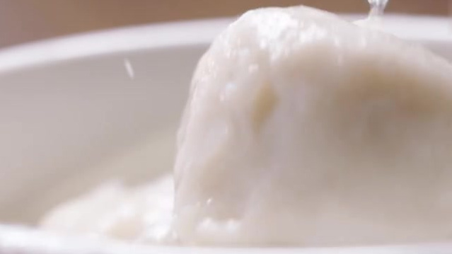 每一颗鲜嫩弹滑的手工鱼丸,都历经过重拍鱼背、刮取鱼肉、推打鱼糜、挤捏成丸、温水定型多重步骤