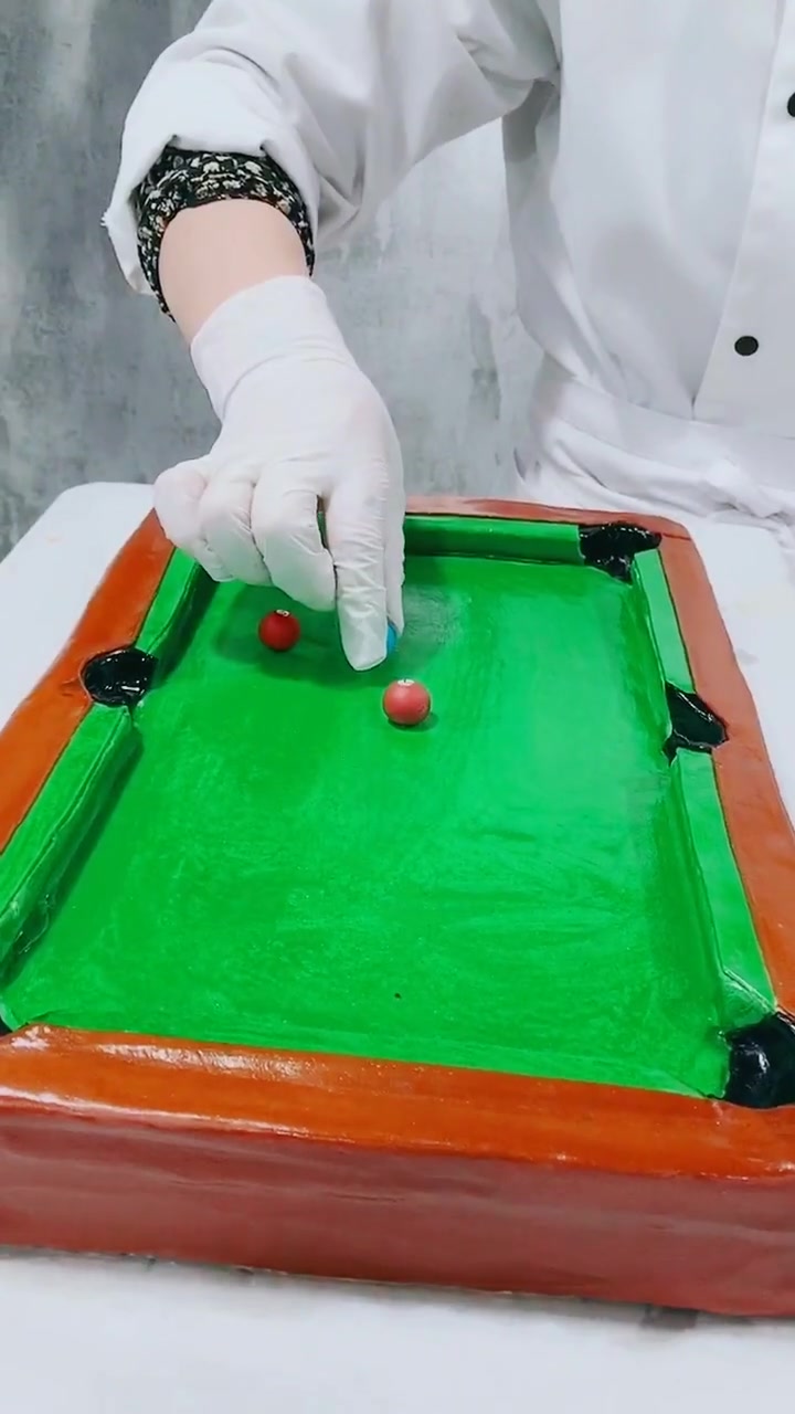 蛋糕师制作的迷你桌球蛋糕,看着就很精致