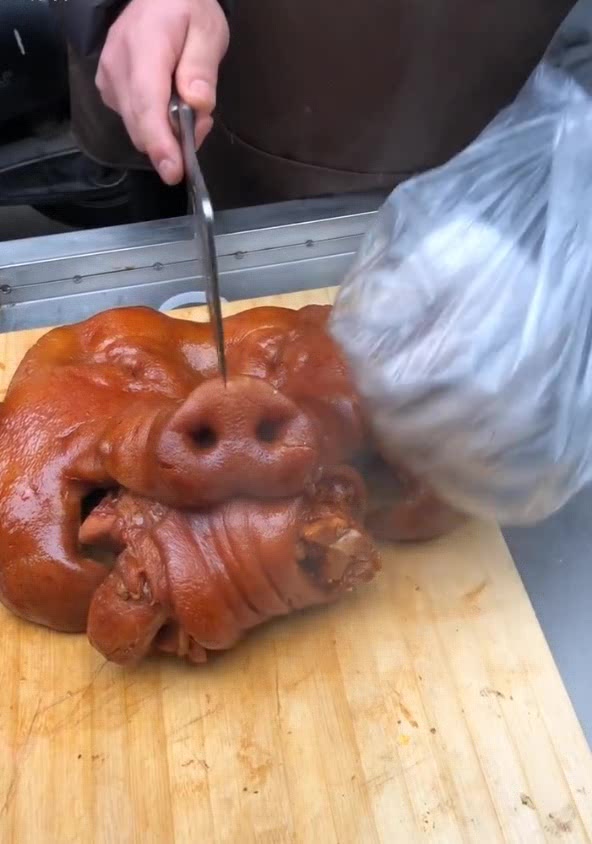 这才是真正的猪头肉,一刀切开看得我食欲大增,真想咬一口!