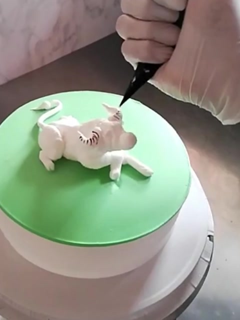 蛋糕师制作的生肖牛蛋糕,看着也太精致了吧