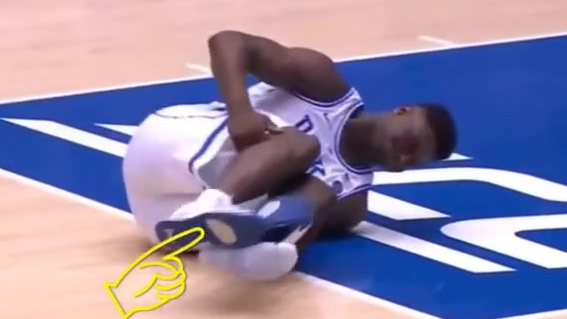 【鲸视频:一场破鞋引发的惨案,篮球明星赛场踩烂耐克球鞋,耐克市值蒸发13亿美元】在北京时间