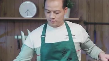 【冬日美食:板栗鸡】滑嫩的鸡肉,软糯可口的板栗,一口一个香甜!吃货特别钟爱的板栗和鸡肉的搭
