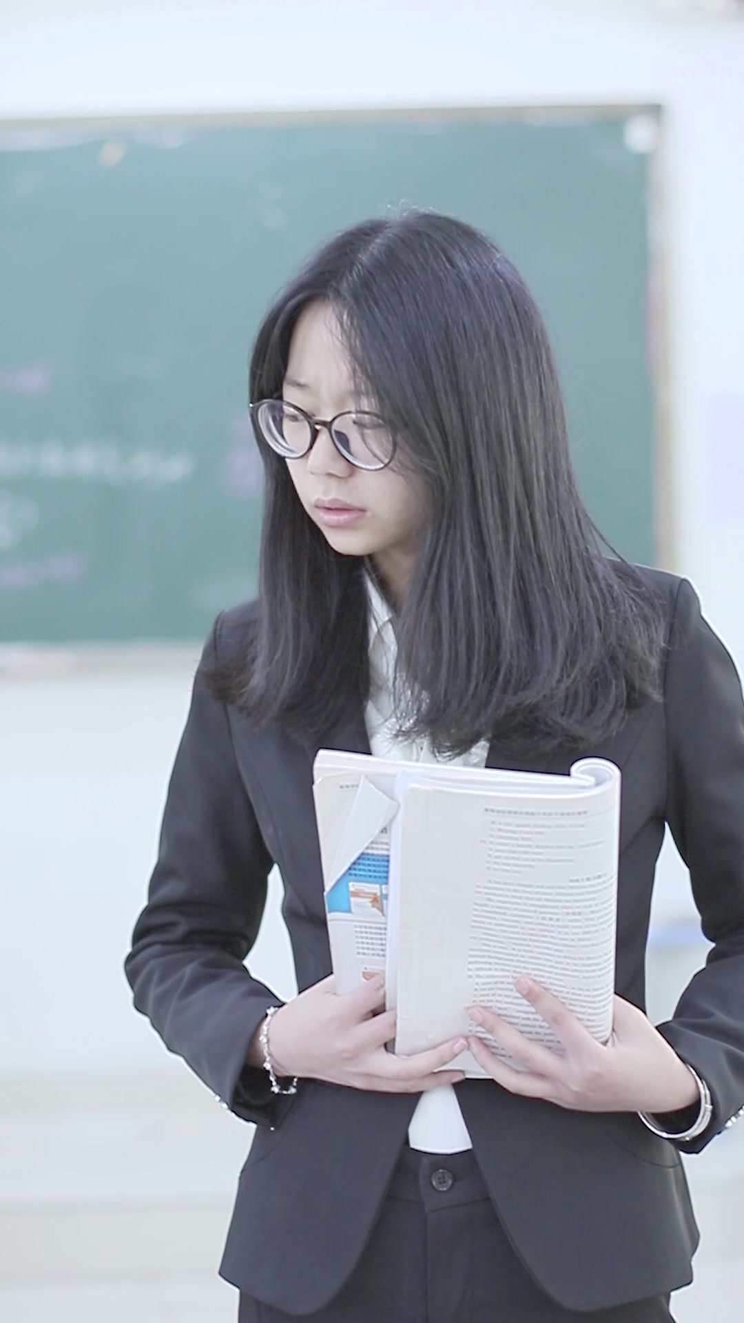 诱人香辣气味的鸡腿堡肉质纯香,引起了老师的注意