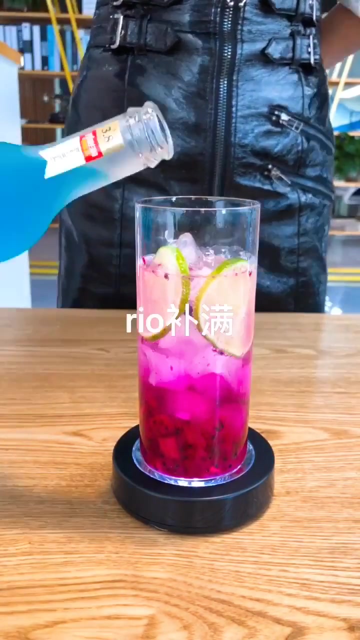 简单的一款鸡尾酒,红龙果、江小白、雪碧、柠檬、Rio美到你了吗