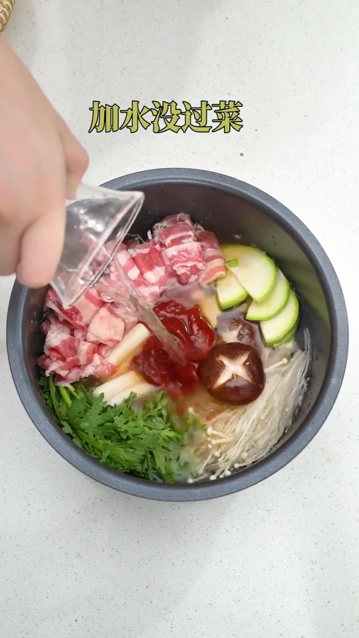 用电饭煲和韩式辣椒酱,就可以做好吃的部队火锅哟,快试试吧!