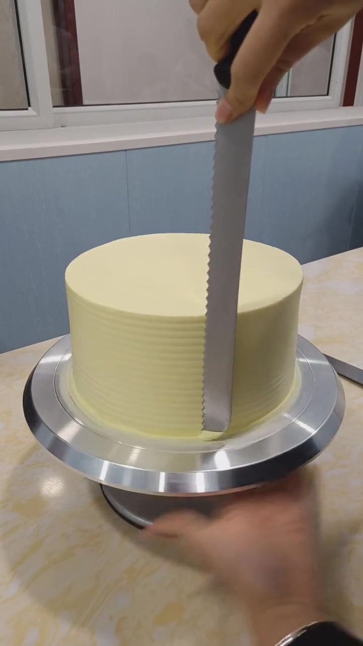 蛋糕师制作的小黄鸭蛋糕,看着就很精致哦