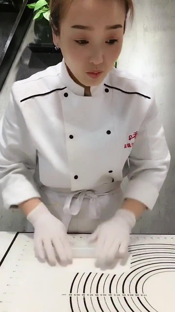 蛋糕师制作的香烟蛋糕,看着就很精致
