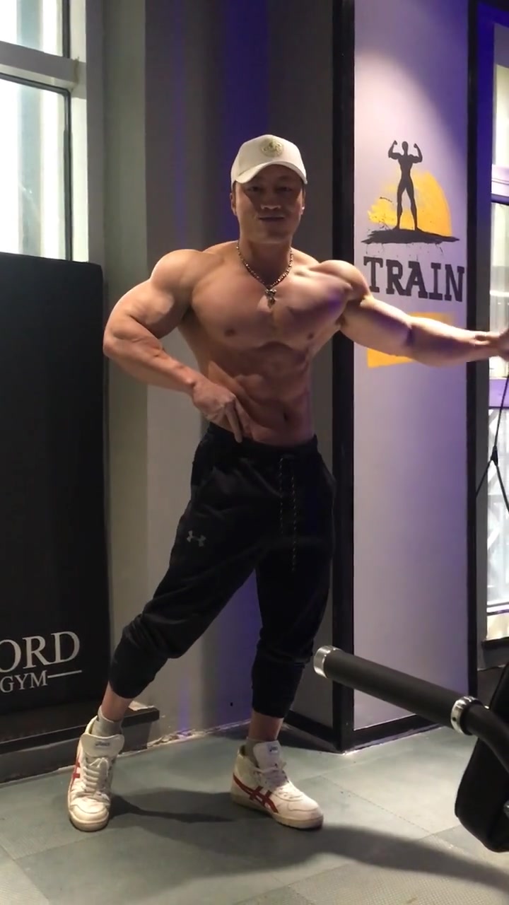 最近这个肌肉男火了,全身肌肉非常发达,这胸肌十分强壮!