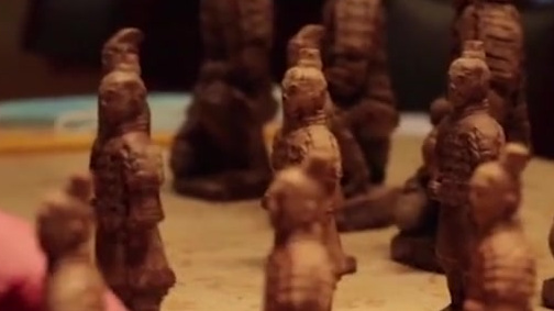 【一口吃下千年文化?西安“兵马俑”巧克力火了】近日,一款兵马俑巧克力火了。西安富力希尔顿酒