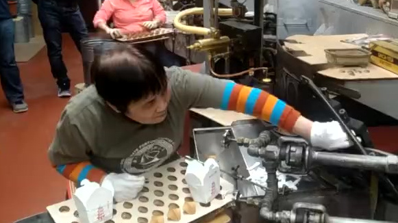 美国的第一家幸运饼工厂还在运转着,那些幸运饼就是这样做出来的。这也是唯一一家纯手工做的了。