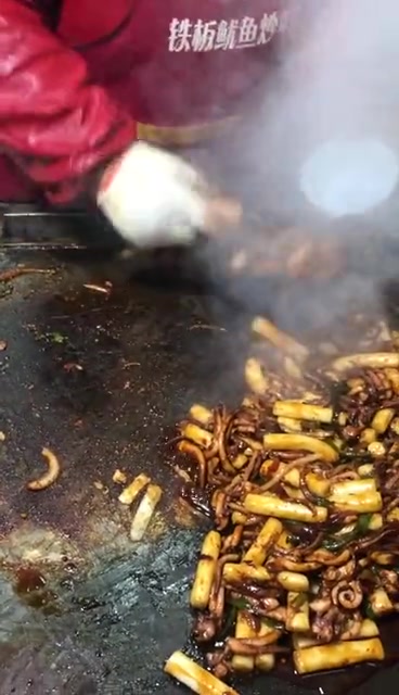 铁板鱿鱼炒年糕,入口筋道软弹伴着浓浓的酱汁味。。。