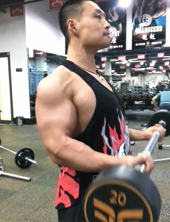 肌肉秀:健身达人手臂肌肉训练中!你有没有很羡慕呢?