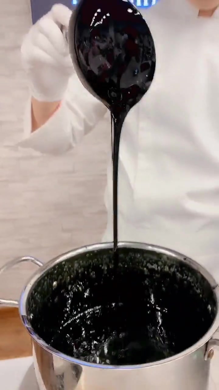 小哥哥制作的黑天鹅蛋糕,这也太精致了吧